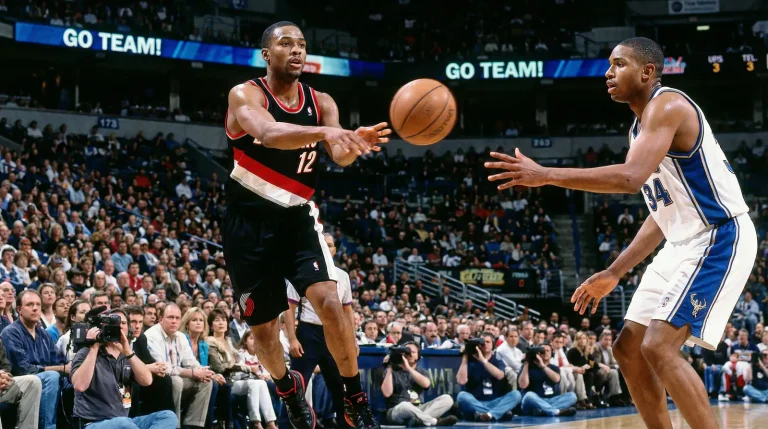 Jogador de basquetebol NBA a fazer um passe para assistência